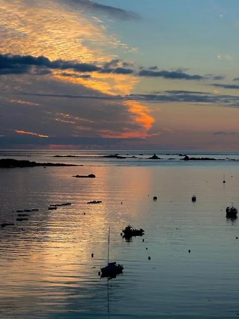 Jolie Maisonnette Proche Plage Et Activites Nautiques Ploudalmezeau